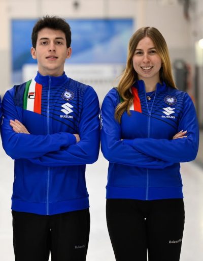 CAMPIONI DEL MONDO JUNIOR! Stefano Spiller e Lucrezia Grande hanno travolto 8-2 la Danimarca nella finale dei Campionati del Mondo giovanili di doppio misto di #curling , disputatisi a Edmonton (Canada).

Percorso netto per gli azzurri, con 9 vittorie in altrettante partite. Imbattuti, dunque, come Stefania Constantini e Amos Mosaner a livello assoluto.

LItalia del #curling archivia dunque il 2024-2025 con tre medaglie doro iridate, tenendo in considerazione gli appuntamenti juniores. 

In doppio misto, laffermazione di Spiller/Grande fa seguito a quella di Constantini/Mosaner al livello superiore. Non va inoltre dimenticato il successo conseguito dalla rappresentativa maschile juniores (di cui Stefano Spiller era parte assieme al gemello Cesare, a Stefano e Andrea Gilli e a Francesco Vigliani).

#fisg4passion