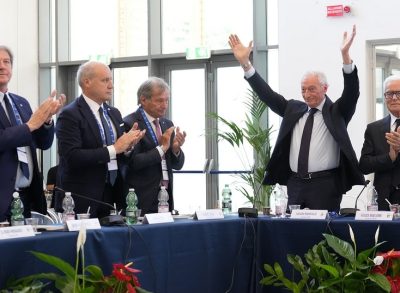 Oggi si è aperto ufficialmente il nuovo quadriennio dello sport italiano con le elezioni dei Presidenti del CONI e del Comitato Italiano Paralimpico.
Il 309° Consiglio Nazionale Elettivo del CONI, riunito a Roma presso il Palazzetto polifunzionale del Centro di Preparazione Olimpica “Giulio Onesti”, ha eletto Luciano Buonfiglio Presidente dell’Ente e Marco Giunio De Sanctis alla guida del CIP.
Il Presidente FISG Andrea Gios saluta e ringrazia i Presidenti uscenti Malagò e Pancalli e si congratula con i neo eletti: “A entrambi vanno i migliori auguri di buon lavoro. Le sfide che attendono il nostro sistema sportivo, a partire da Milano Cortina 2026, richiederanno visione, equilibrio e spirito di collaborazione tra tutte le componenti. Desidero esprimere un sentito ringraziamento a Giovanni Malagò e Luca Pancalli per il lavoro svolto, la dedizione dimostrata e il contributo determinante alla crescita dello sport italiano in questi anni. Il movimento sportivo ha oggi la responsabilità e l’opportunità di proseguire un percorso di consolidamento, innovazione e condivisione costruito con impegno e passione“.