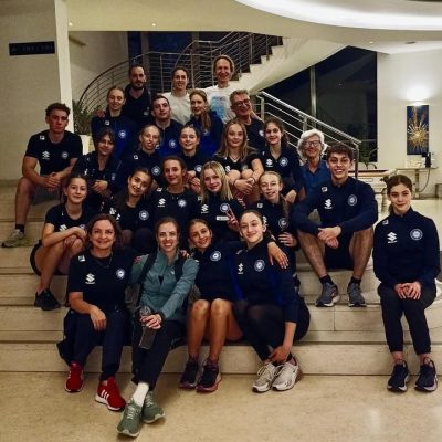 A Varese si è conclusa la quattro giorni di raduno degli atleti di interesse nazionale junior di pattinaggio di figura.
Alla @acinqueicearena diciotto giovani talenti tricolori dai 13 ai 19 anni hanno preso parte a lezioni di danza con Roberto Tedesco, di yoga con Serena Vinzio, di teatro con Mattia Teruzzi, di acrobatica con Marco Dellabianca e di skating skills con Luca Mantovani.
Un passaggio fondamentale nel loro percorso di crescita.
Durante il raduno, la Commissione Tecnica ha anche effettuato il monitoraggio dei programmi di gara finalizzato alla designazione degli atleti per gli ISU Junior Grand Prix della stagione 2025-26.
L’evento è stato arricchito dalla partecipazione straordinaria di @mskostner che, una volta di più, ha fatto sentire tutta la sua vicinanza ai giovani pattinatori dando consigli, dritte e incoraggiamenti a tutto il gruppo.
#fisg4passion
