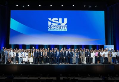 Il primo Congresso Straordinario dell’ISU, svoltosi a Losanna, ha segnato un momento epocale per gli sport del ghiaccio.
Alla presenza anche della neoeletta Presidente CIO Kirsty Coventry, i delegati hanno approvato con una maggioranza quasi unanime (94 voti favorevoli su 98) una profonda riforma della governance dell’ISU.
Al centro della stessa vi è una revisione integrale della Costituzione dell’ISU che semplificherà la struttura normativa e renderà più agile e snella l’operatività, in virtù di una ridefinizione sostanziale dei processi decisionali.
La riforma, che introduce nuovi strumenti di trasparenza, responsabilità e partecipazione, pone una forte enfasi sull’integrità dell’organizzazione e sulla centralità dei suoi membri. Questi ultimi, vedranno infatti rafforzato il proprio ruolo nelle dinamiche decisionali con un dialogo più diretto e continuo con i vertici internazionali.
Come esposto dal presidente dell’ISU, Jae Youl Kim, questo intervento si inserisce nel più ampio piano strategico “Vision 2030”, che punta a un maggior supporto agli atleti, investimenti in tecnologie digitali e intelligenza artificiale, un potenziamento della qualità audiovisiva degli eventi e una rinnovata attenzione al coinvolgimento del pubblico e dei partner commerciali.
Per l’Italia e per la FISG, questa riforma apre nuovi orizzonti e con l’entrata in vigore del nuovo impianto statutario, prevista già per la stagione 2025/2026, si aprirà una nuova fase di lavoro condiviso.