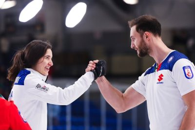 Sesta vittoria in altrettanti incontri per la squadra azzurra di curling nei Campionati mondiali di doppio misto, che si stanno disputando a Fredericton in Canada.

Stefania Constantini e Amos Mosaner hanno consolidato la leadership nel girone A sconfiggendo per 7 a 4 la quotata coppia scozzese formata da Jennifer Dodds e Bruce Mouat.

Quando al termine del Round Robin mancano ancora tre impegni, i detentori del titolo olimpico, senza sconfitte nelle ultime 17 partite affrontate, guidano la classifica con una vittoria di margine su Svezia e Canada, regolato nella partita di ieri.

Le avversarie di domani saranno Cina (ore 15:00) e Svezia (ore 23:00).