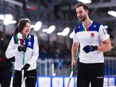 LItalia si è qualificata matematicamente per i play-off dei Mondiali di doppio misto di #curling in corso di svolgimento a Fredericton (Canada). 

La coppia formata da Stefania Constantini e Amos Mosaner ha travolto la Cina con il punteggio di 8-2, ottenendo la settima vittoria in altrettanti incontri in questa manifestazione iridata, nonché la diciottesima affermazione consecutiva a partire dai Giochi olimpici 2022.

A questo punto, lobiettivo è quello di chiudere il girone al primo posto, accedendo direttamente alle semifinali senza passare per il Qualification Game. 

Per riuscirci sarà sufficiente vincere una delle due partite restanti (quella delle 23:00 europee odierne contro la Svezia o, in alternativa, quella contro lOlanda alle 19:00 di giovedì). 

I play-off cominceranno venerdì 2 maggio.

#fisg4passion
