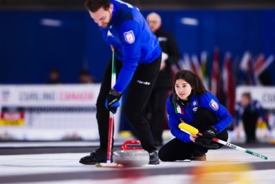 Stefania Constantini e Amos Monsaner hanno guadagnato con un turno di anticipo laccesso alla semifinale dei Campionati mondiali di curling, specialità doppio misto.

Il risultato ottenuto sul ghiaccio canadese di Fredericton è assolutamente inedito per i colori azzurri nella specialità.

La coppia italiana, imbattuta negli otto incontri finora disputati, ha ottenuto laritmetica certezza di imporsi nel Round Robin sconfiggendo la Svezia nellultimo impegno.

La partita, terminata al settimo end con un punteggio di 6 a 4, è stata dominata dai detentori del titolo olimpico, che hanno preso il largo fin dalla prima mano.

Constantini e Mosaner chiuderanno il loro cammino nel Round Robin affrontando i Paesi Bassi alle ore 19:00. La posta in palio per i fuoriclasse azzurri è rappresentata dalla ventesima vittoria consecutiva tra Giochi Olimpici e Campionati Mondiali.
