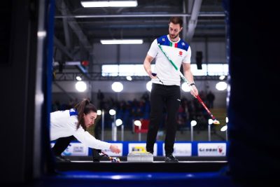 Stefania Constantini e Amos Monsaner hanno dominato il girone A dei Campionati mondiali di curling, specialità doppio misto, in corso di svolgimento a Fredericton in Canada.

I detentori del titolo olimpico hanno vinto tutti e nove i match in calendario, fatto senza precedente per lItalia.

Lultimo successo, ottenuto allextra end nel match odierno contro i Paesi Bassi, ha consentito alla coppia azzurra di archiviare la ventesima affermazione consecutiva tra Giochi Olimpici e Campionati Mondiali.

Le attenzioni sono ora focalizzate sullinedita semifinale, che si terrà domani a partire dalle 23:00, ora italiana.

Per conoscere il nome della coppia avversaria sarà necessario attendere il pomeriggio di domani.